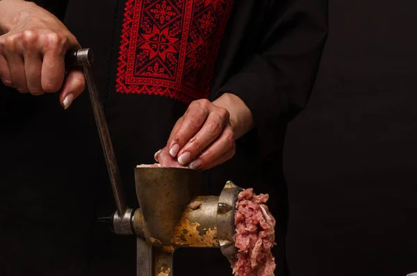 Preparación de carne picada en una picadora de carne —  Fotos de Stock