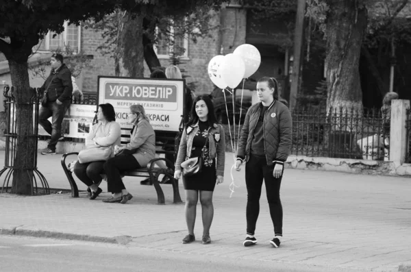 People are walking around the city Lutsk Ukraine 20.04.2018 — Stock Photo, Image