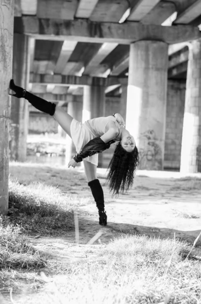 Feliz sonrisa adolescente al aire libre retrato. Foto en blanco y negro . —  Fotos de Stock