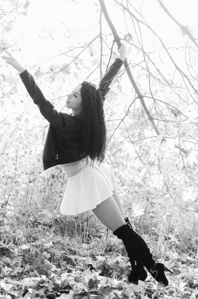 Happy smiling teen girl outdoors portrait. Black and white photo — Stock Photo, Image