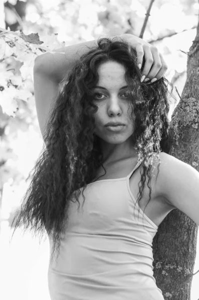 Happy smiling teen girl outdoors portrait. Black and white photo — Stock Photo, Image