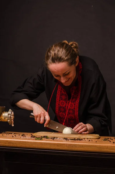 Рука девушки с ножом, режущим лук на деревянной доске — стоковое фото