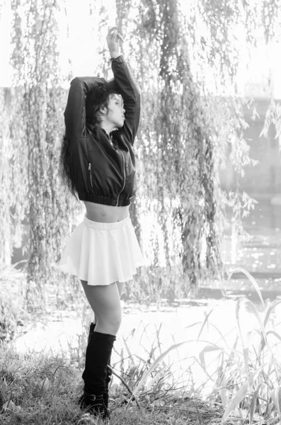 Retrato de cerca de una fantástica joven modelo posando en el parque en un día soleado. Foto en blanco y negro —  Fotos de Stock