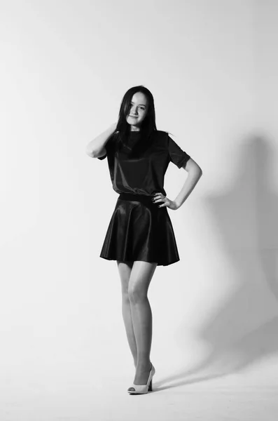 Vacker kvinna poserar i Studio. Studio svartvitt fotografi — Stockfoto