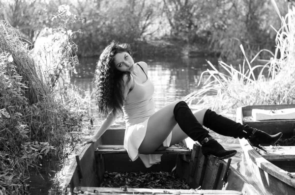 Aprire ritratto alla moda di una bella giovane donna in un abito estivo in una giornata di sole in barca. Foto in bianco e nero . — Foto Stock