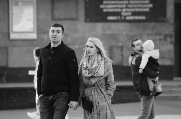 在Lutsk乌克兰人行道上散步的一对笑容满面的夫妇的全长204.2018 — 图库照片
