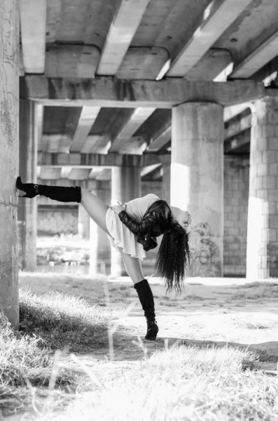 Feliz sonrisa adolescente al aire libre retrato. Foto en blanco y negro . —  Fotos de Stock