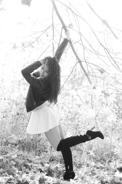 Heureuse adolescente souriante portrait extérieur. Photo noir et blanc — Photo