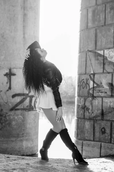 Retrato de cerca de una fantástica joven modelo posando en el parque en un día soleado. Foto en blanco y negro —  Fotos de Stock