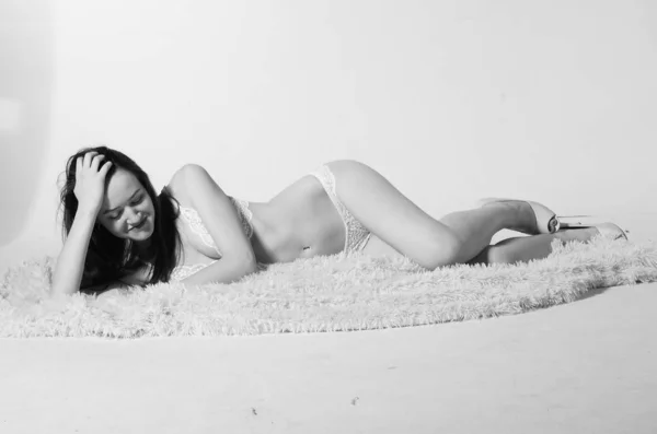 Foto de moda de bela e jovem senhora em maiôs posando em estúdio em branco . — Fotografia de Stock