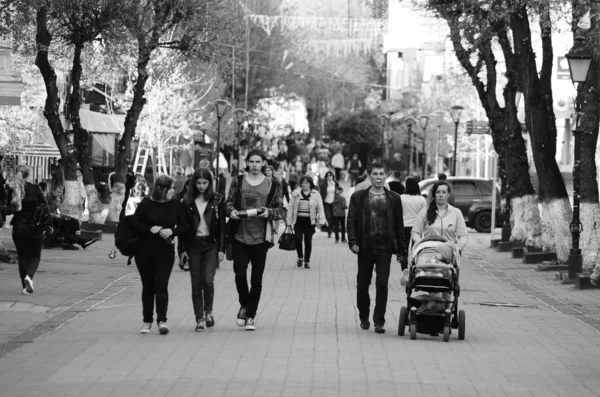 Mensen lopen rond in de stad Lutsk Oekraïne 20.04.2018 — Stockfoto