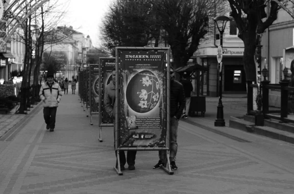 Piena lunghezza di una coppia sorridente che cammina sul marciapiede Lutsk Ucraina 20.04.2018 — Foto Stock