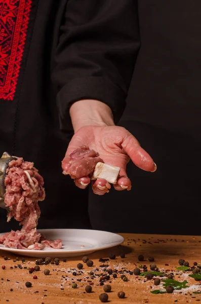 Preparação de carne picada em um amolador de carne — Fotografia de Stock