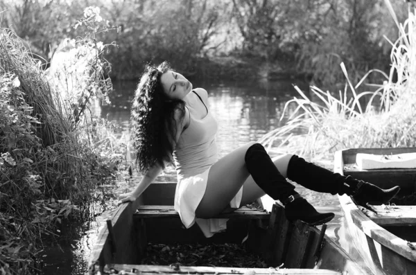Retrato elegante aberto de uma bela jovem em um vestido de verão em um dia ensolarado de barco. Foto em preto e branco . — Fotografia de Stock