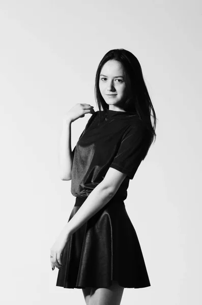 Hermosa mujer posando en Studio. Estudio fotografía en blanco y negro — Foto de Stock