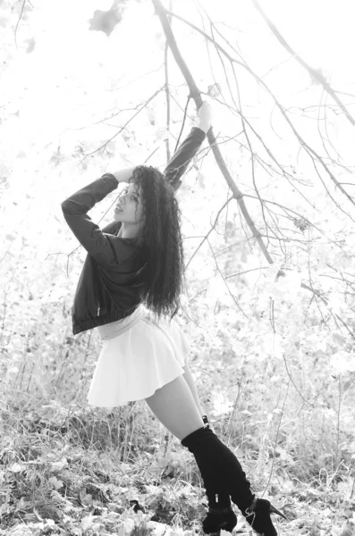 Feliz sonrisa adolescente al aire libre retrato. Foto en blanco y negro —  Fotos de Stock