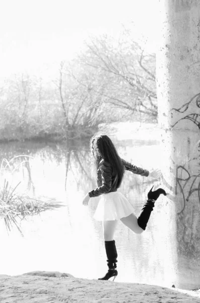 Retrato de cerca de una fantástica joven modelo posando en el parque en un día soleado. Foto en blanco y negro —  Fotos de Stock