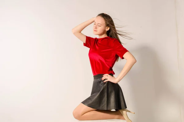 Retrato de una chica joven y hermosa. Sesión de fotos en el estudio . — Foto de Stock