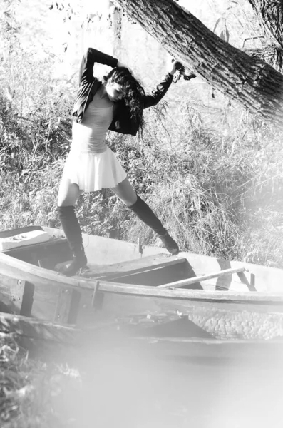 Retrato elegante aberto de uma bela jovem em um vestido de verão em um dia ensolarado de barco. Foto em preto e branco . — Fotografia de Stock