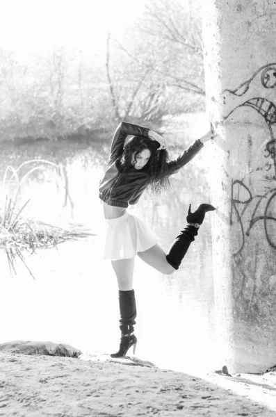 Nahaufnahme Porträt eines fantastischen jungen Model-Mädchens, das an einem sonnigen Tag im Park posiert. Schwarz-Weiß-Foto — Stockfoto
