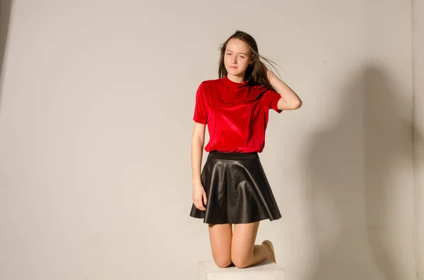 Retrato de una chica joven y hermosa. Sesión de fotos en el estudio . — Foto de Stock