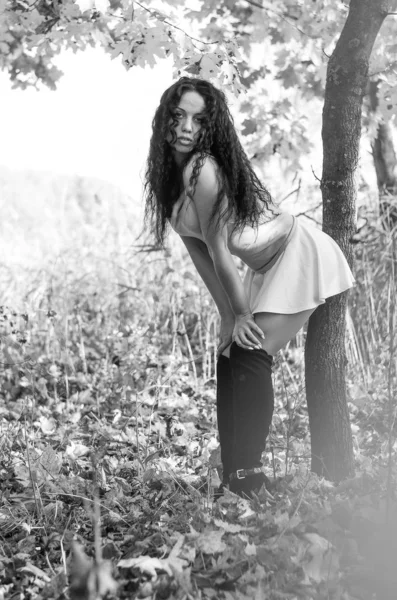 Feliz sonrisa adolescente al aire libre retrato. Foto en blanco y negro —  Fotos de Stock