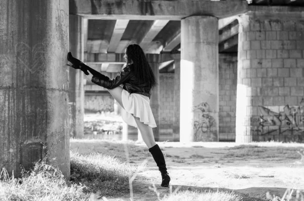 Feliz sorrindo adolescente ao ar livre retrato. Foto em preto e branco . — Fotografia de Stock