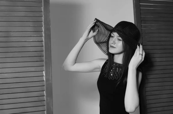 Retrato preto e branco de uma mulher bonita em um chapéu — Fotografia de Stock