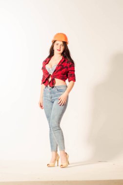 Güzel, tombul, sarışın, mavi gözlü bir kadın.