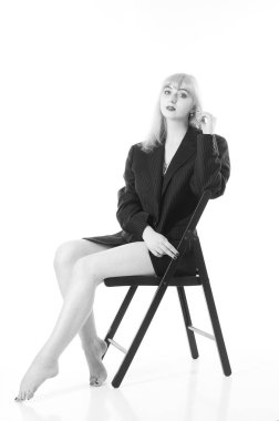 bir erkek ceket ile kaplı çıplak kız portresi.