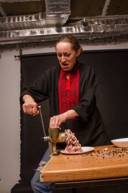 Kıyılmış et kıyma makinesi olarak hazırlanması