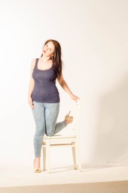 Güzel, büyük beden bir model, mayo ve güneş gözlüğü giyiyor..