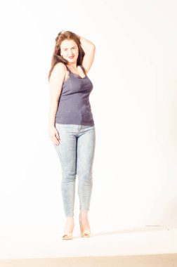 Güzel, büyük beden bir model, mayo ve güneş gözlüğü giyiyor..