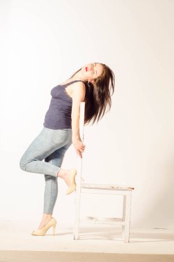 Güzel, büyük beden bir model, mayo ve güneş gözlüğü giyiyor..