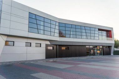 büyük alışveriş merkezi renkli kırmızı ve turuncu panelleri ile alüminyum cephe detayları