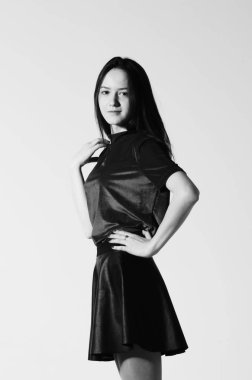 güzel kadın stüdyoda poz. Siyah ve beyaz stüdyo fotoğrafçılığı