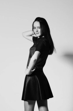 güzel kadın stüdyoda poz. Siyah ve beyaz stüdyo fotoğrafçılığı