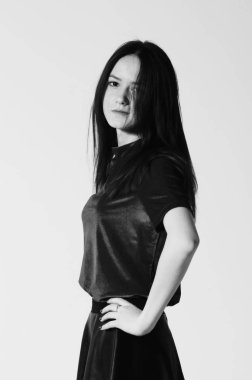 güzel kadın stüdyoda poz. Siyah ve beyaz stüdyo fotoğrafçılığı