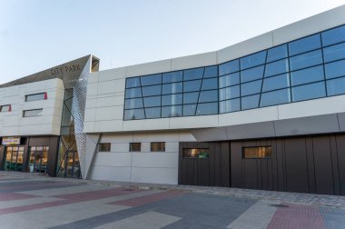 büyük alışveriş merkezi renkli kırmızı ve turuncu panelleri ile alüminyum cephe detayları