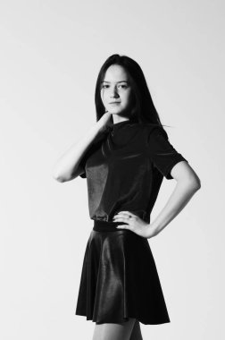 güzel kadın stüdyoda poz. Siyah ve beyaz stüdyo fotoğrafçılığı