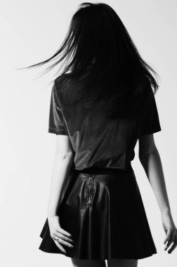 güzel kadın stüdyoda poz. Siyah ve beyaz stüdyo fotoğrafçılığı