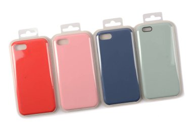 Akıllı telefon aksesuarları beyaz arkaplanda izole edildi.