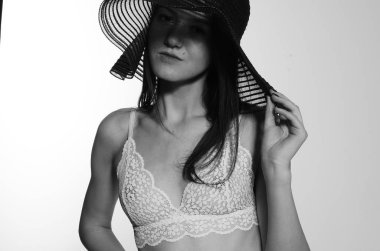 Mayo üstüne beyaz izole Studio poz güzel ve genç kadın moda fotoğrafı