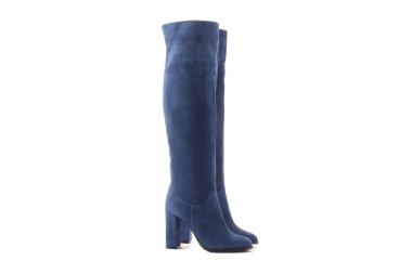 Klasik siyah ve beyaz spor ayakkabı kadın bacaklar. Bacakları yukarı doğru kaldırdı ve yan yana sarkıtmak. Gri arka plan. Klasik ayakkabılar. Sağlıklı yaşam tarzı