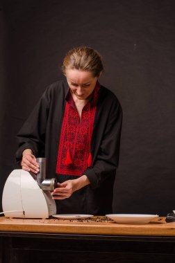 Kadınlar elektro et öğütücüsüdür.