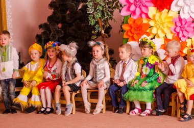 Ukrayna, Lutsk, 13 Mart 2018. Anaokulu beşinci sınıf. Çocukların tatil matinesi. Anaokulu çocukları tatilde.