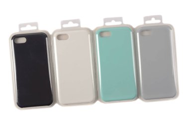 Akıllı telefon aksesuarları beyaz arkaplanda izole edildi.