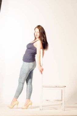 Güzel, büyük beden bir model, mayo ve güneş gözlüğü giyiyor..