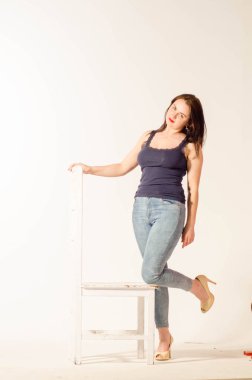 Güzel, büyük beden bir model, mayo ve güneş gözlüğü giyiyor..