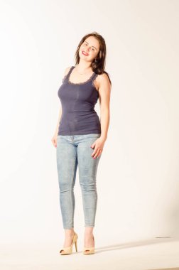 Güzel, büyük beden bir model, mayo ve güneş gözlüğü giyiyor..